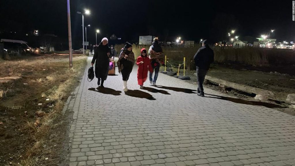 Ukrainians wait more than 60 hours at the border
