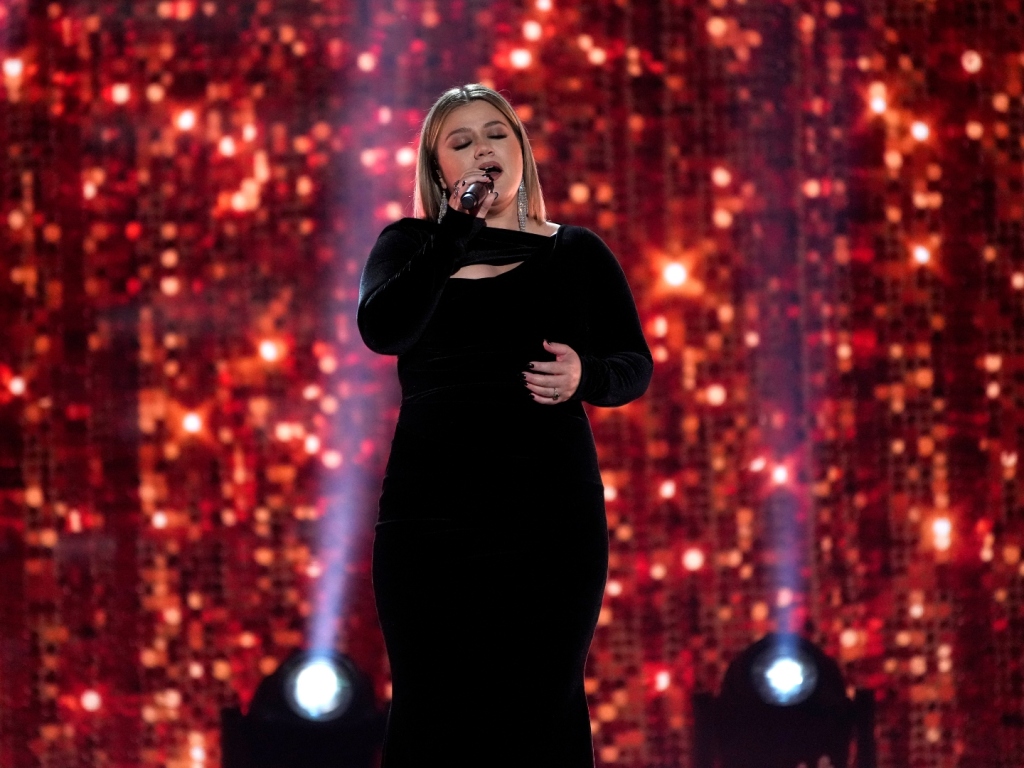 Kelly Clarkson performs emotionally at the 2022 ACM Awards - SheKnows