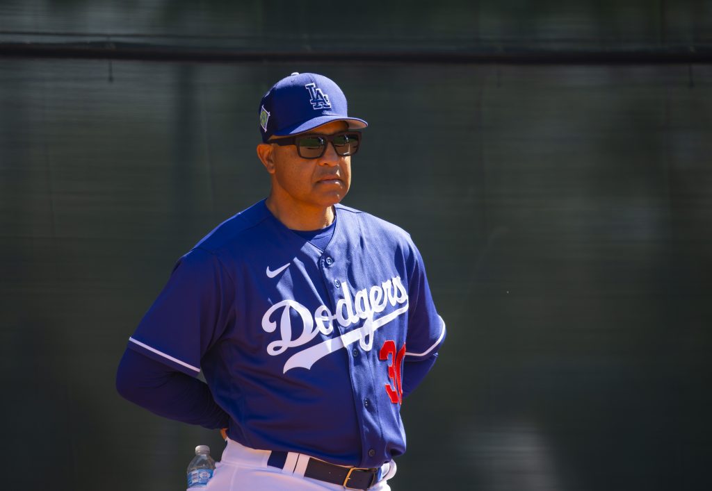 Dodgers signs Dave Roberts on a three-year extension
