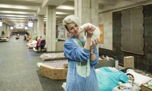 Dasha with mongoose Drakoa in the Kharkiv metro.