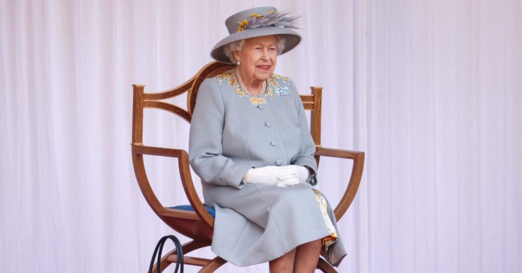 Queen Elizabeth resumes work after the Corona virus scare