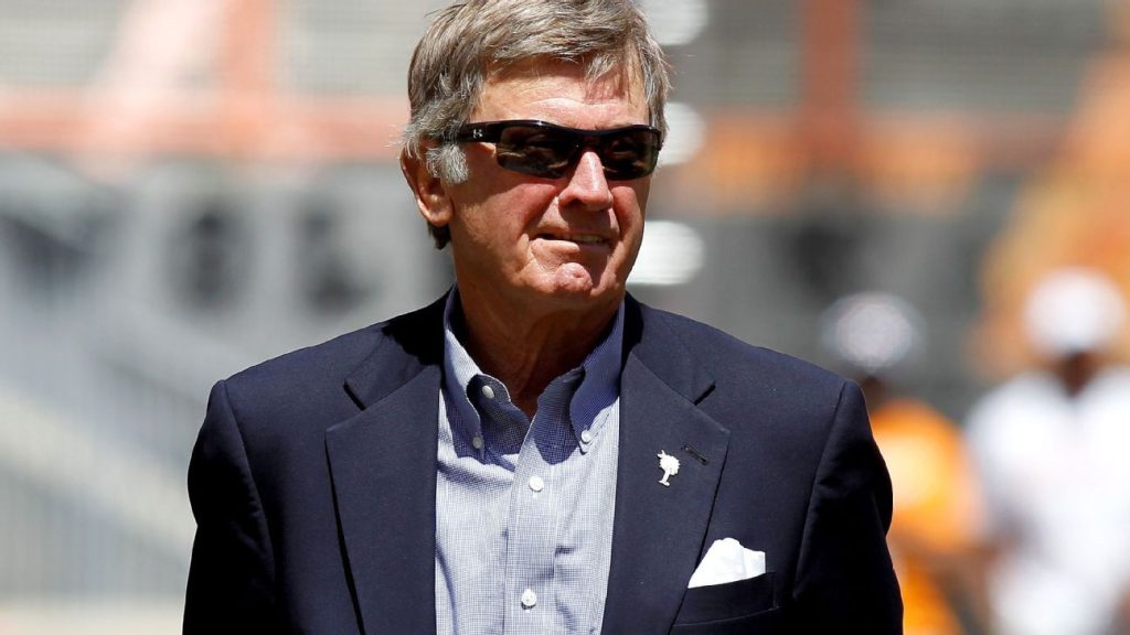 Hall of Fame coach Steve Spurrier defends Alabama player Nick Saban in a row with Texas A&M's Jimbo Fisher