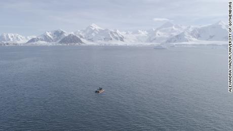 A workboat recovers the Rán autonomous vehicle in one of the fjords of the Antarctic Peninsula during the expedition to Thwaites Glacier in 2019. 