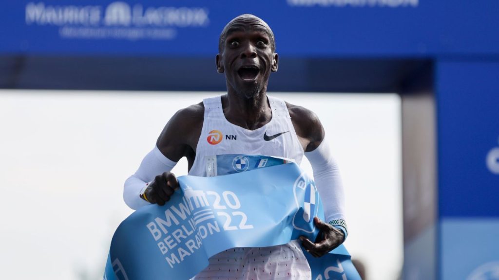 Kenyan Eliud Kipchoge sets world record in Berlin Marathon 2:01:09
